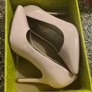 Pink pointed women’s heels